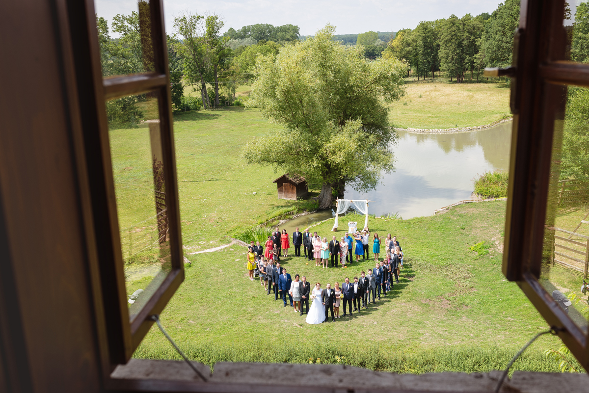 svatební fotografie ve tvaru srdce